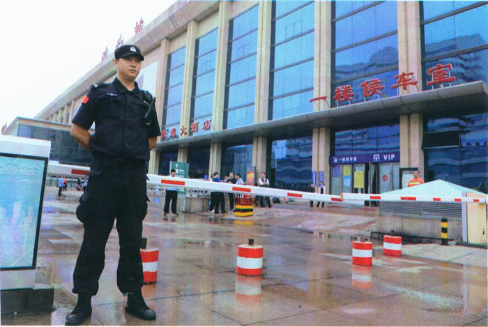 保安员在车站执勤