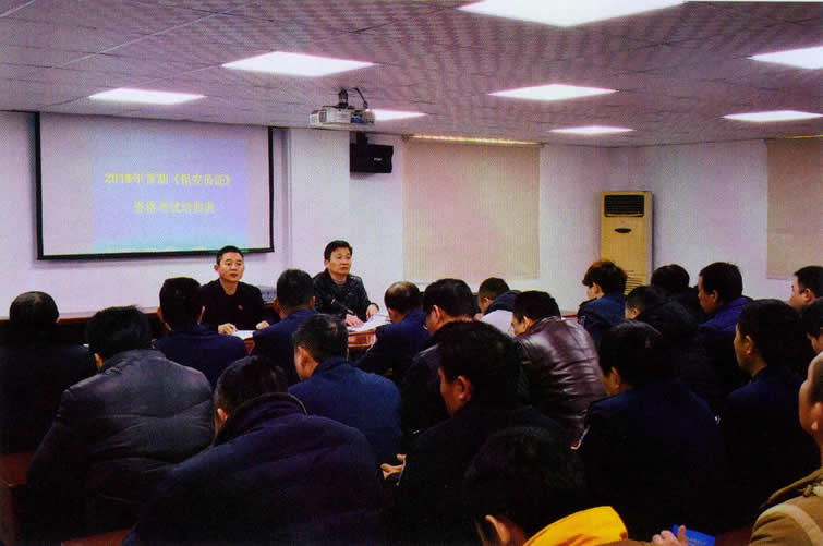 谢军红(前左)为保安员授课