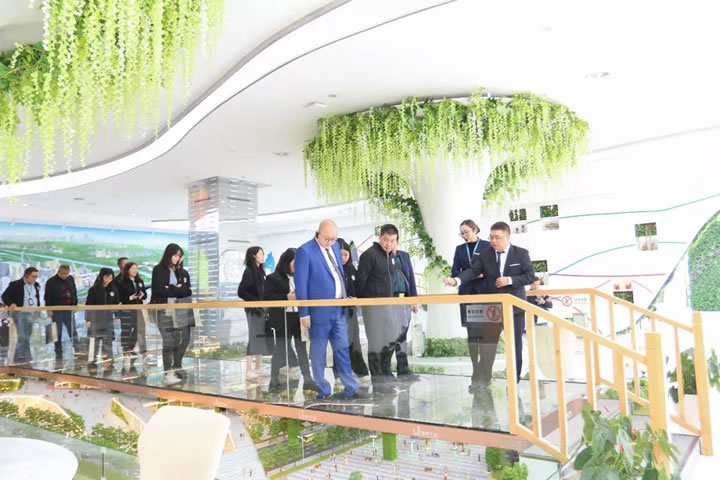 参观城市三水未来馆架空广场沙盘